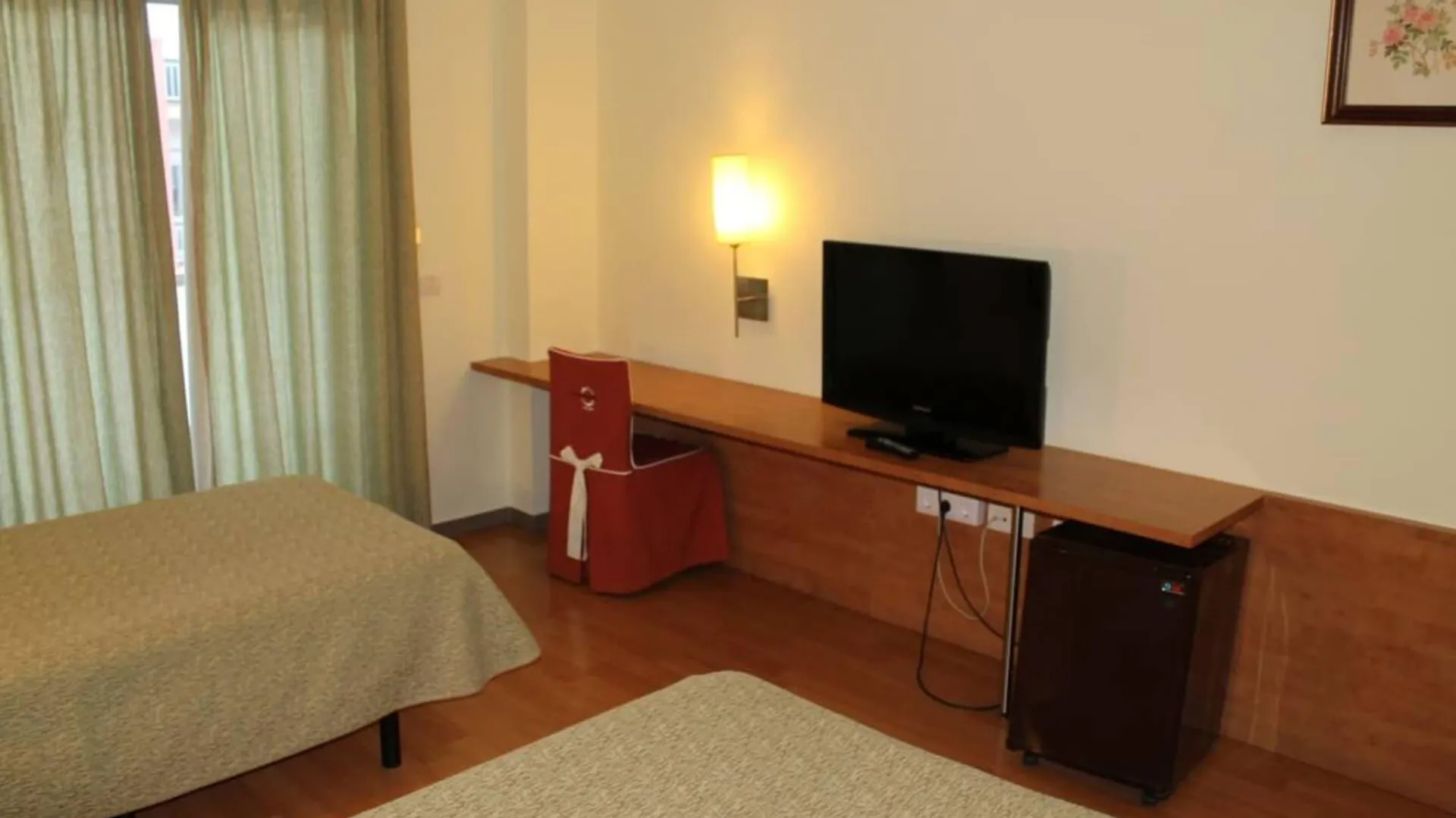 Hotel Flora Parc Castelldefels 3*,